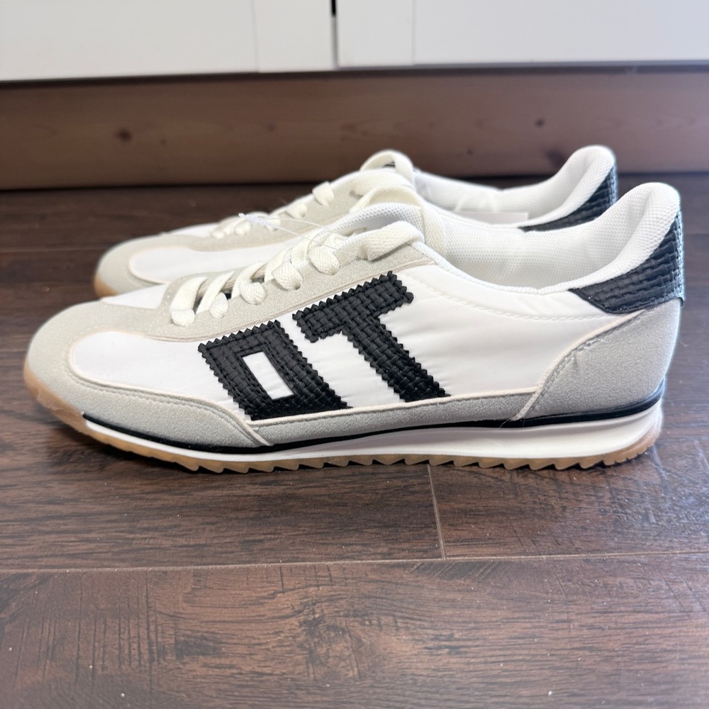 NWT LA SHEELAH WHITE AND BLACK SNEAKERS